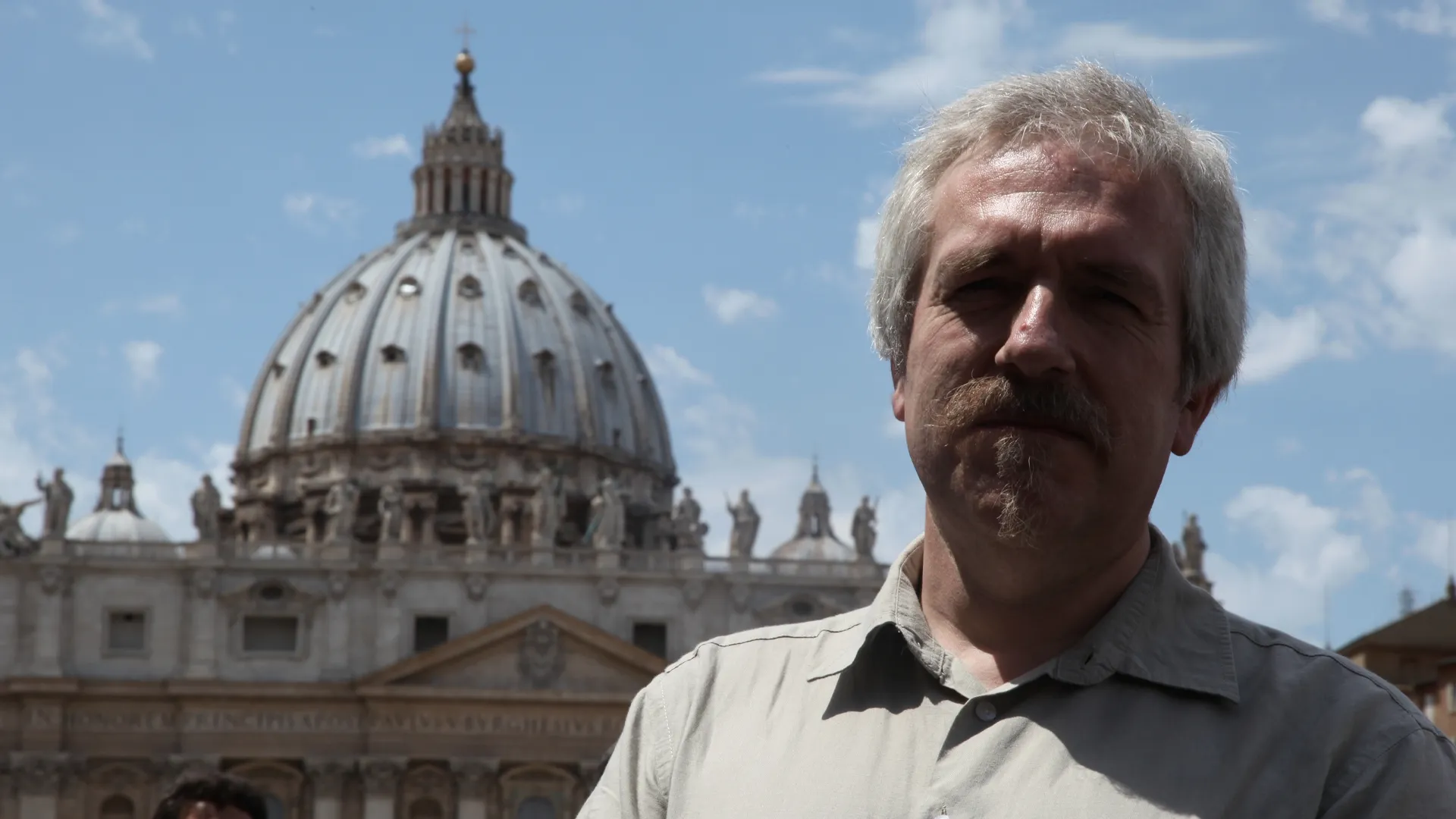 thumbnail - S2:E1 The Mona Lisa Code