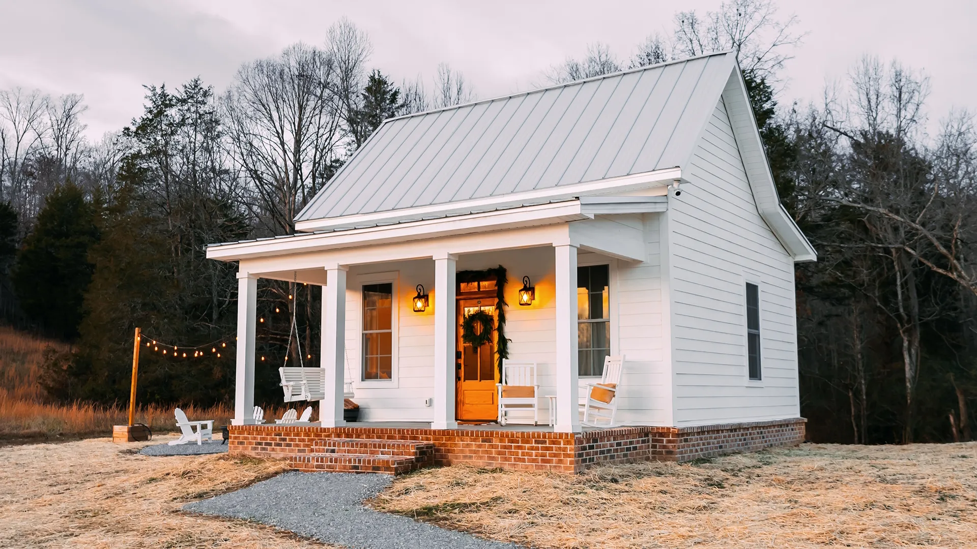 thumbnail - S5:E6 White Farmhouse, Black Cabin