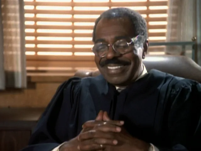 thumbnail - S4:E21 Eleven Angry People...and Vinnie