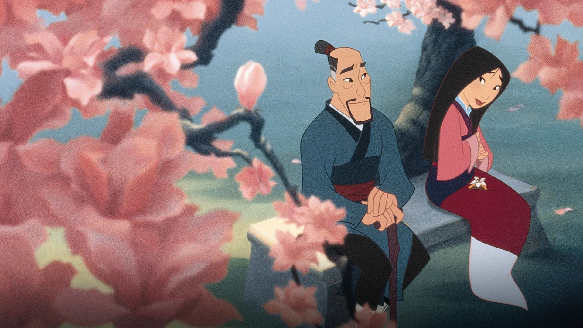 Una escena animada y serena de Mulán muestra a Fa Zhou (Soon-Tek Oh) mirando con calidez a su hija Mulán (Ming-Na Wen), mientras están sentados juntos en un banco de piedra bajo una magnolia en flor, rodeados de flores rosadas