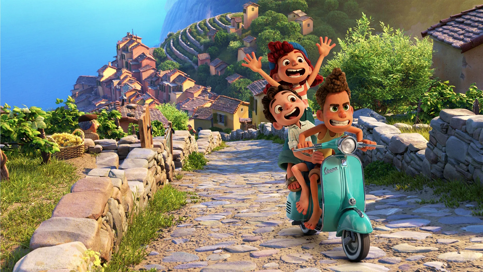 Os personagens de Luca sobem uma colina em uma Vespa