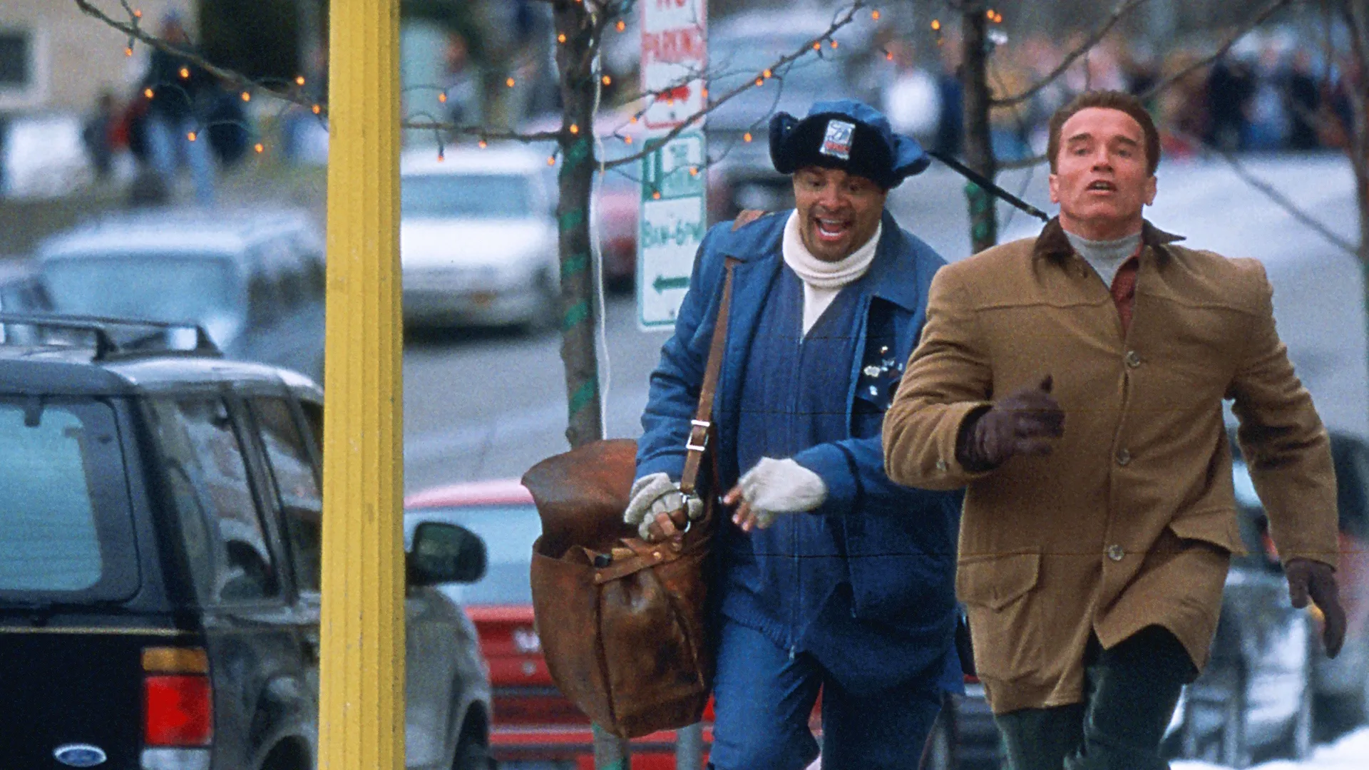 Howard Langston (Arnold Schwarznegger) and Myron (Sinbad) running along a street.