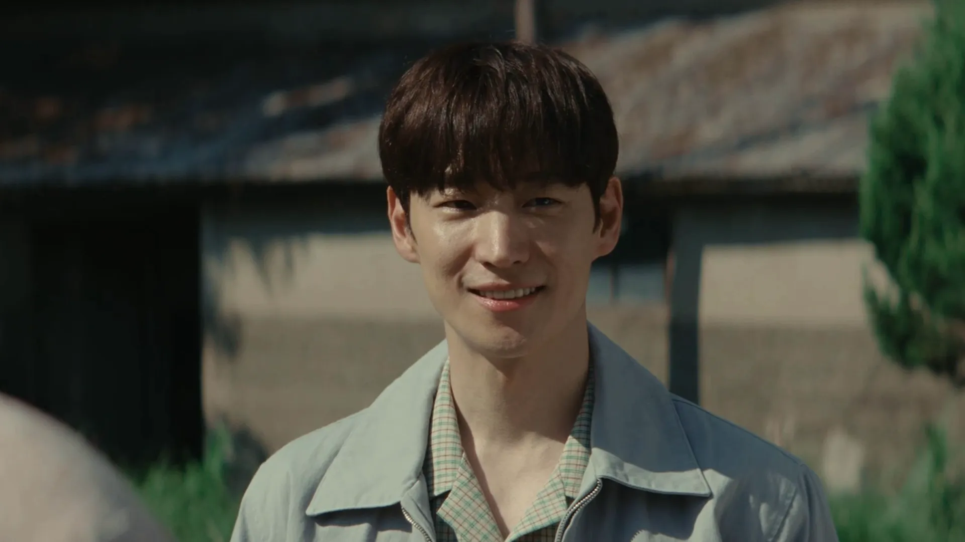 thumbnail - S1:E1 Man From a Small City