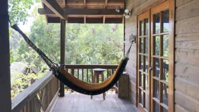 thumbnail - S20:E8 Becoming a Mermaid on Roatan