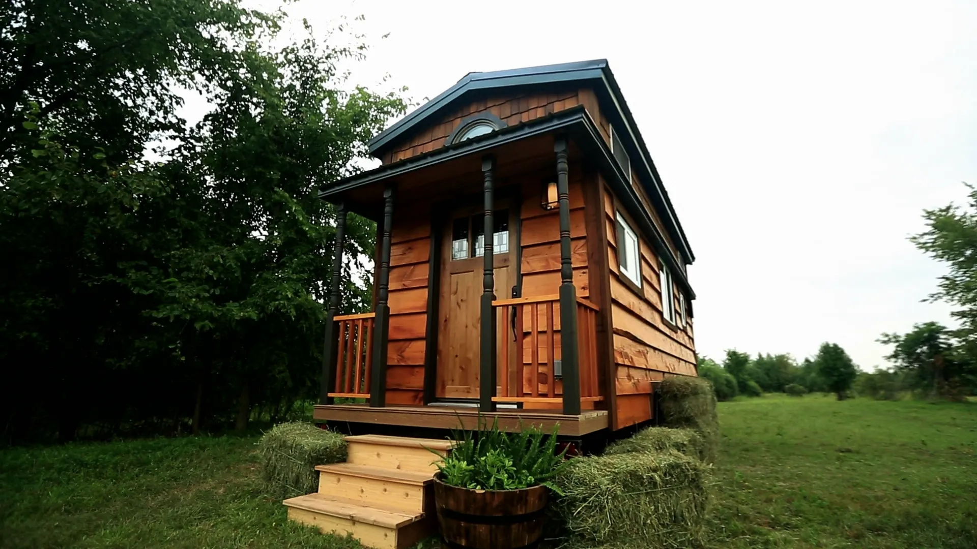 thumbnail - S1:E8 207 Sq Ft Minnesota Prairie Cottage