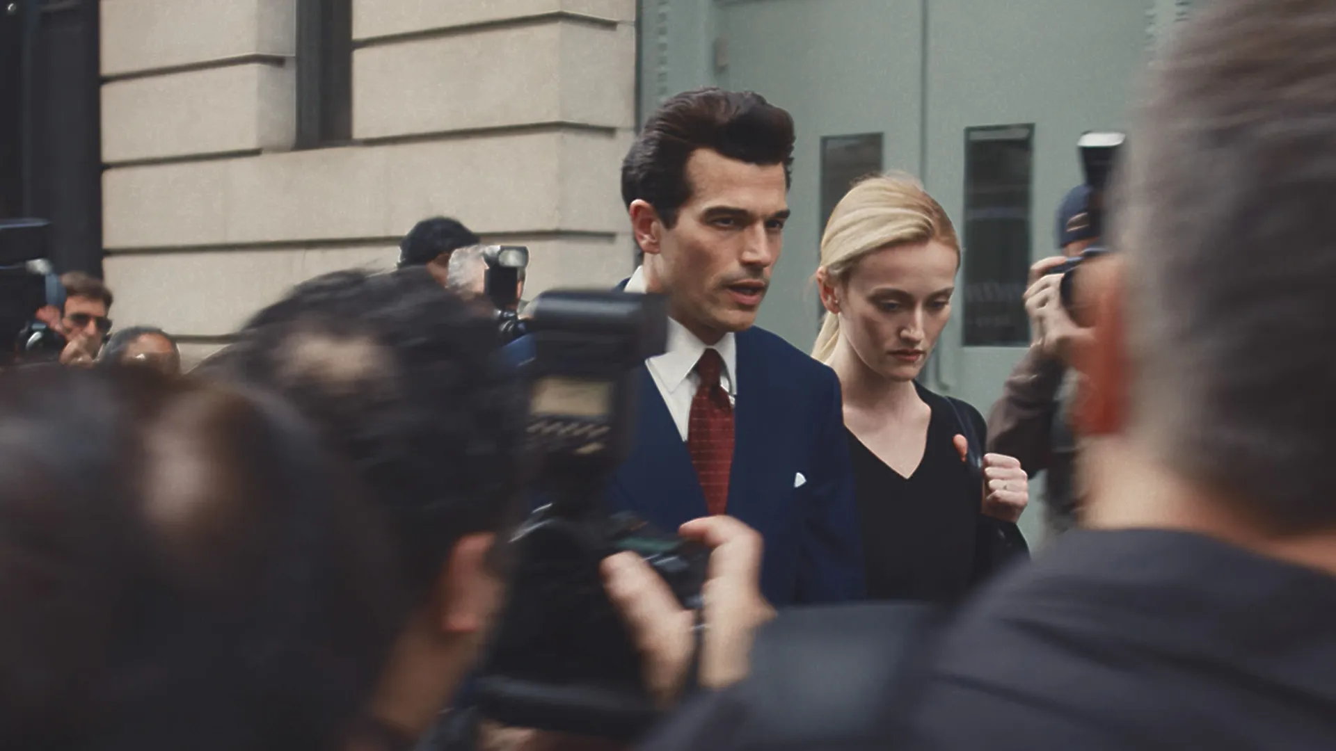 This image shows actors Paul Anthony Kelly and Sarah Pidgeon portraying John F. Kennedy Jr. and Carolyn Bessette-Kennedy