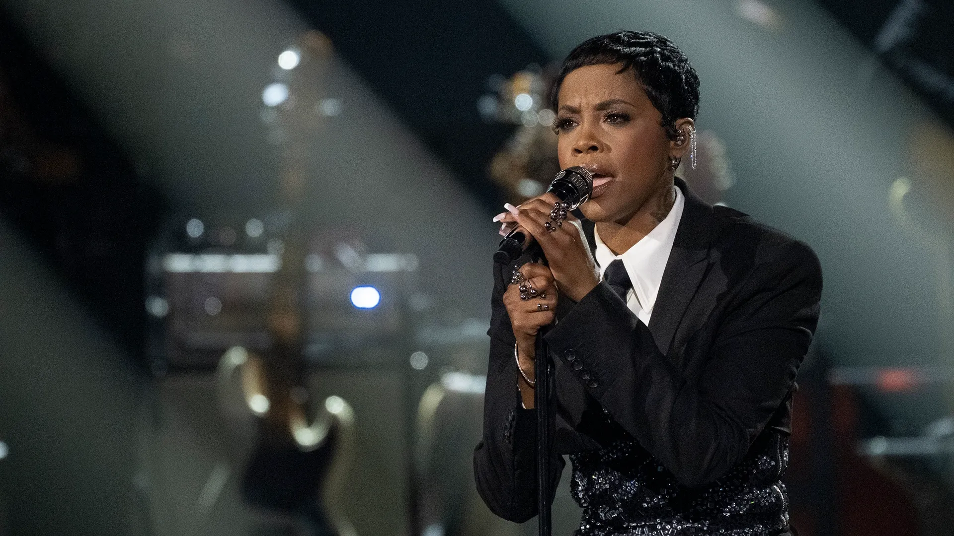Closeup of American Idol finalist Keyla Richardson singing on stage