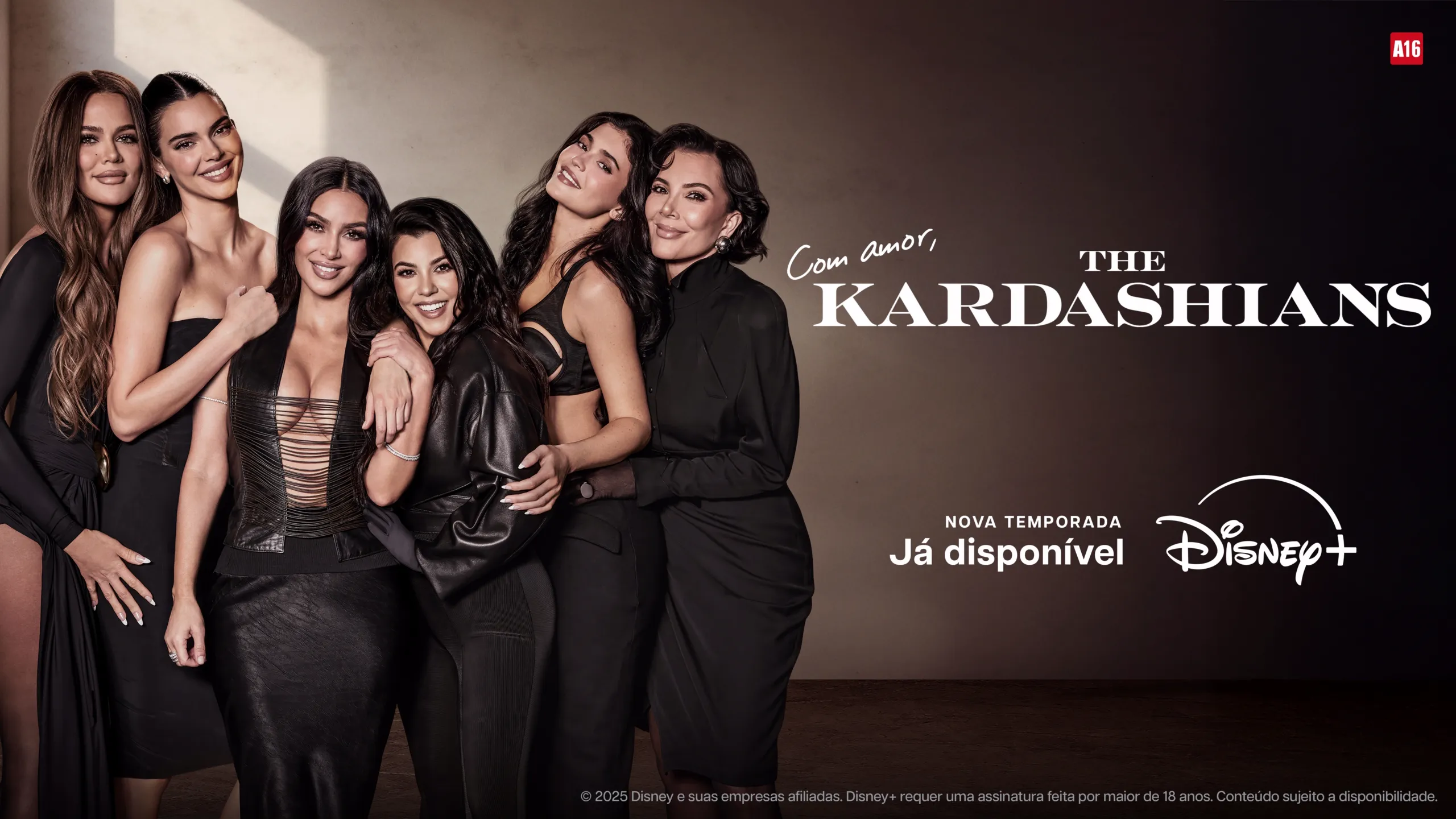 Kris Jenner, Kourtney Kardashian, Kim Kardashian, Kylie Jenner, Kendall Jenner e Khloé Kardashian com vestidos pretos.