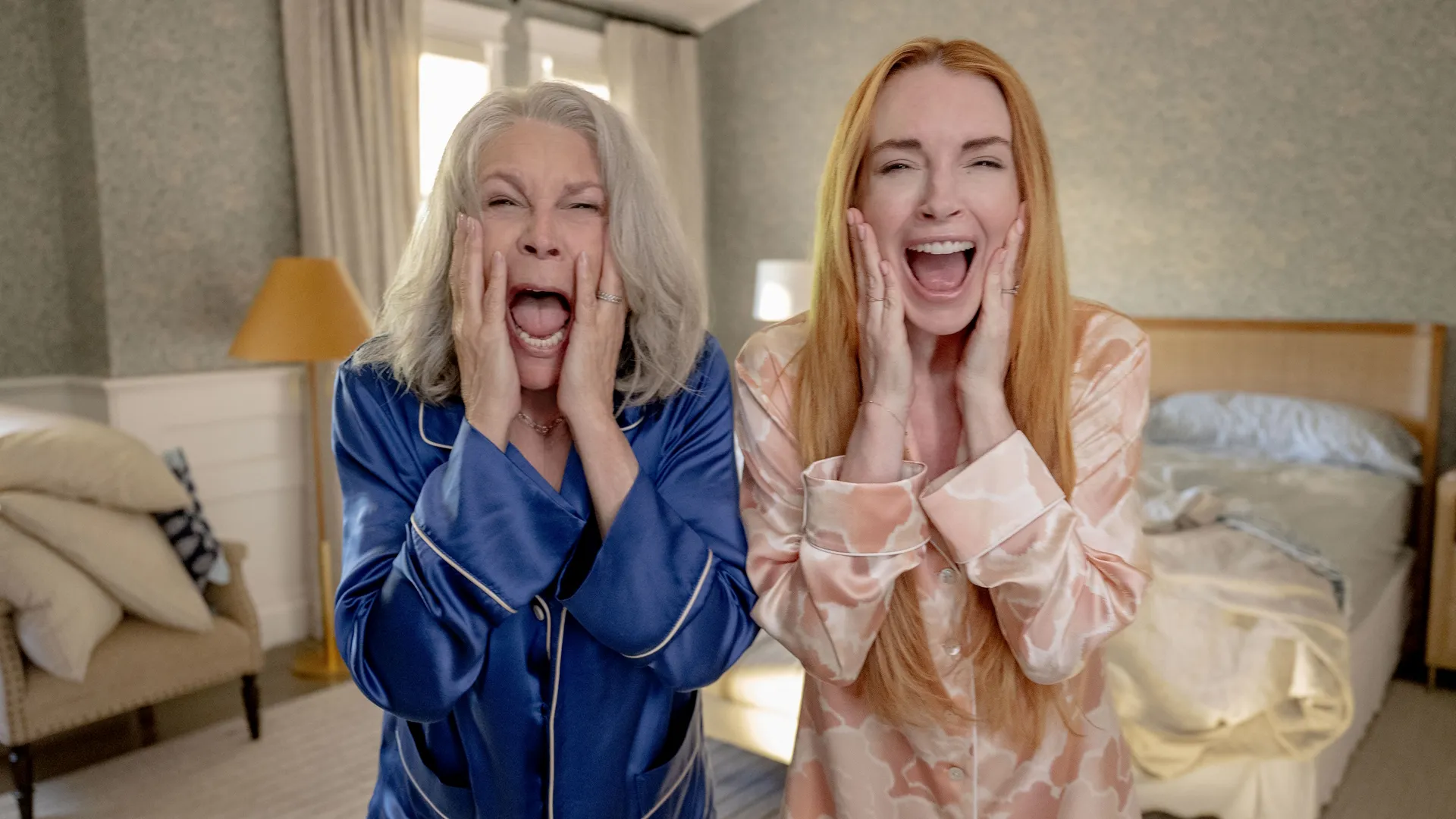 Tess Coleman (Jamie Lee Curtis) and Anna Coleman (Lindsay Lohan) scream together in their pyjamas in Freakier Friday