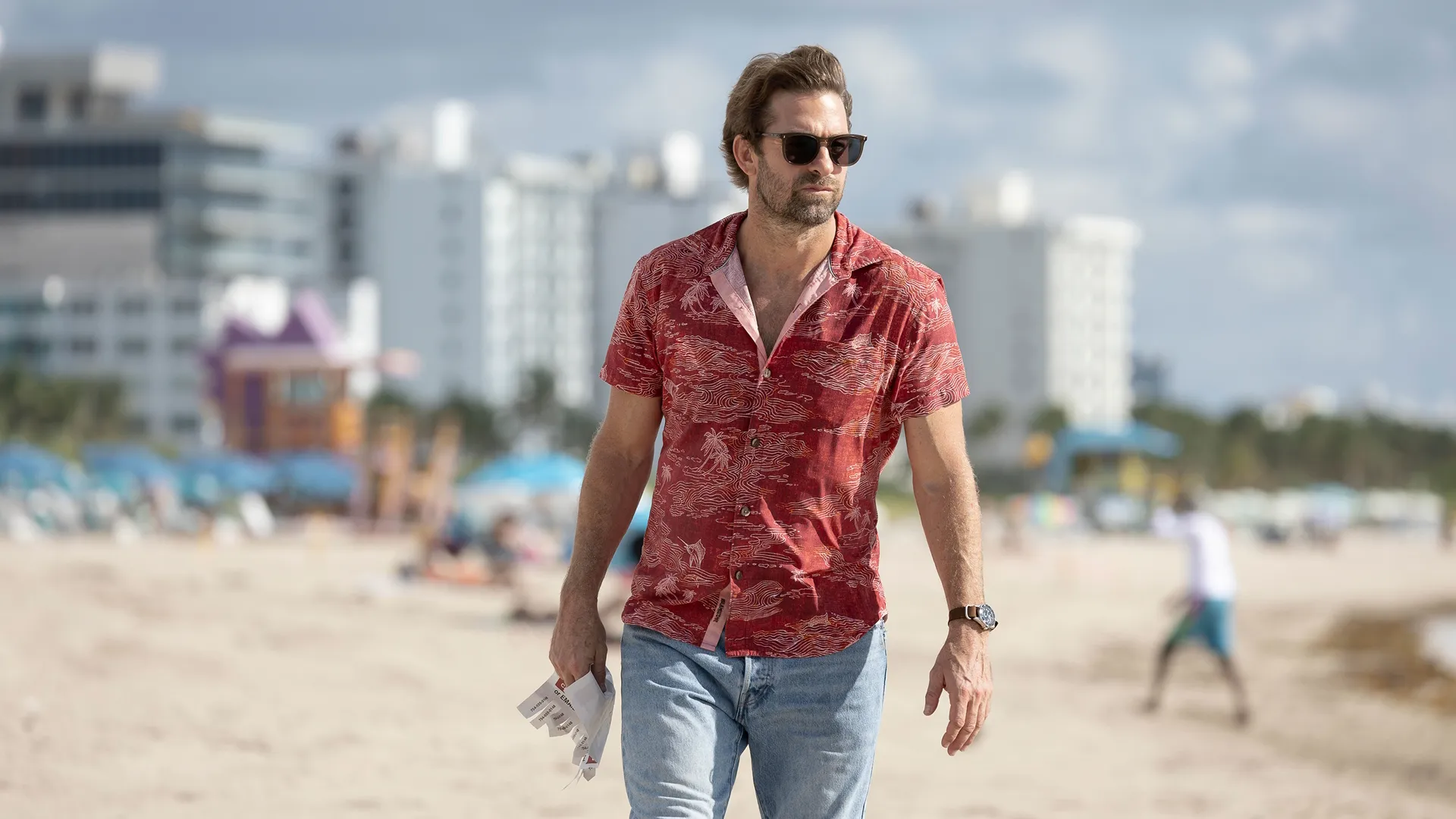 RJ (Scott Speedman) walking on the beach