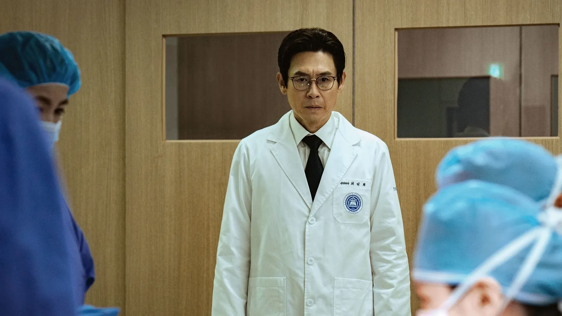 Choi Deok-hee (Sul Kyung-gu) oversees a medical procedure in Hyper Knife.