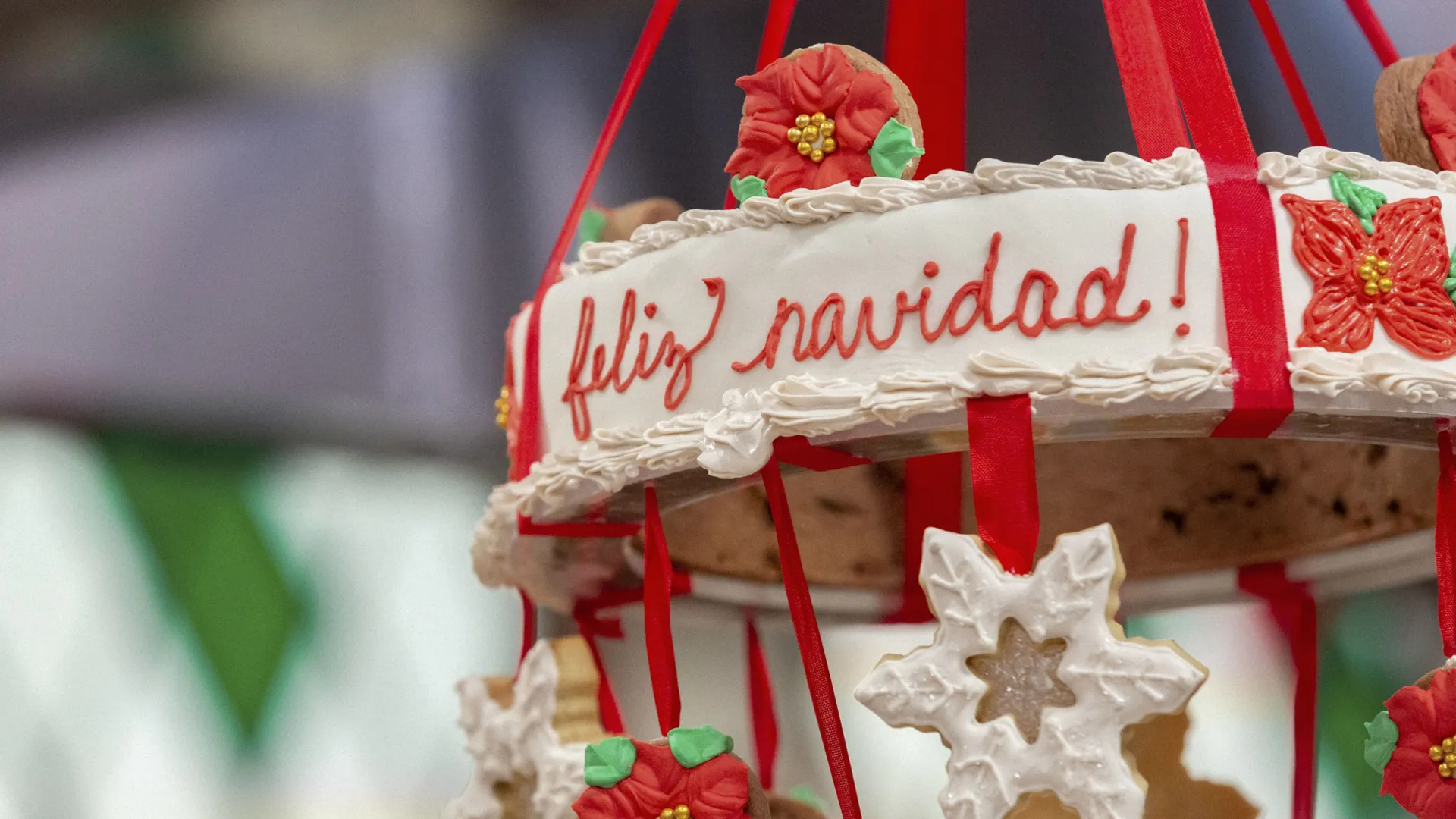 thumbnail - S5:E5 Christmas Chandeliers