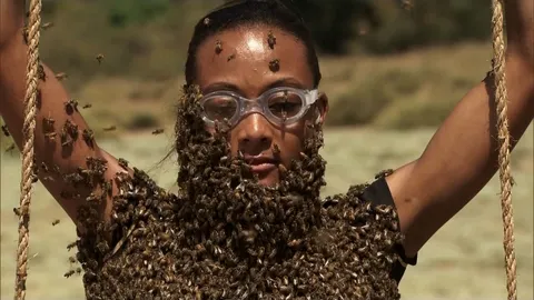thumbnail - S7:E6 The Bees Are Angry, Part 1