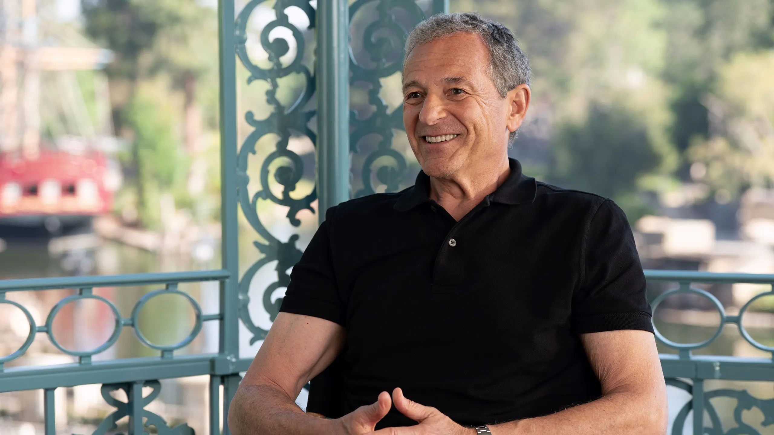 Bob Iger no documentário Disney Worldbuilders.