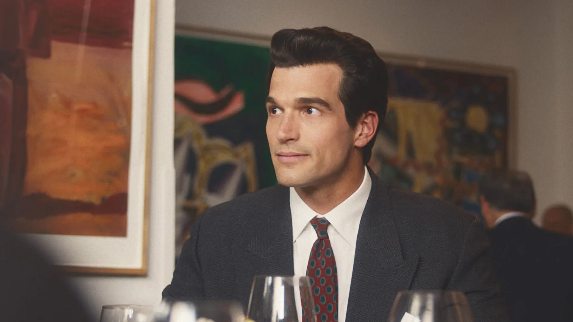 Esta imagem mostra o ator Paul Anthony Kelly interpretando John F. Kennedy Jr. na série História de Amor: John F. Kennedy Jr. e Carolyn Bessette, da FX. 