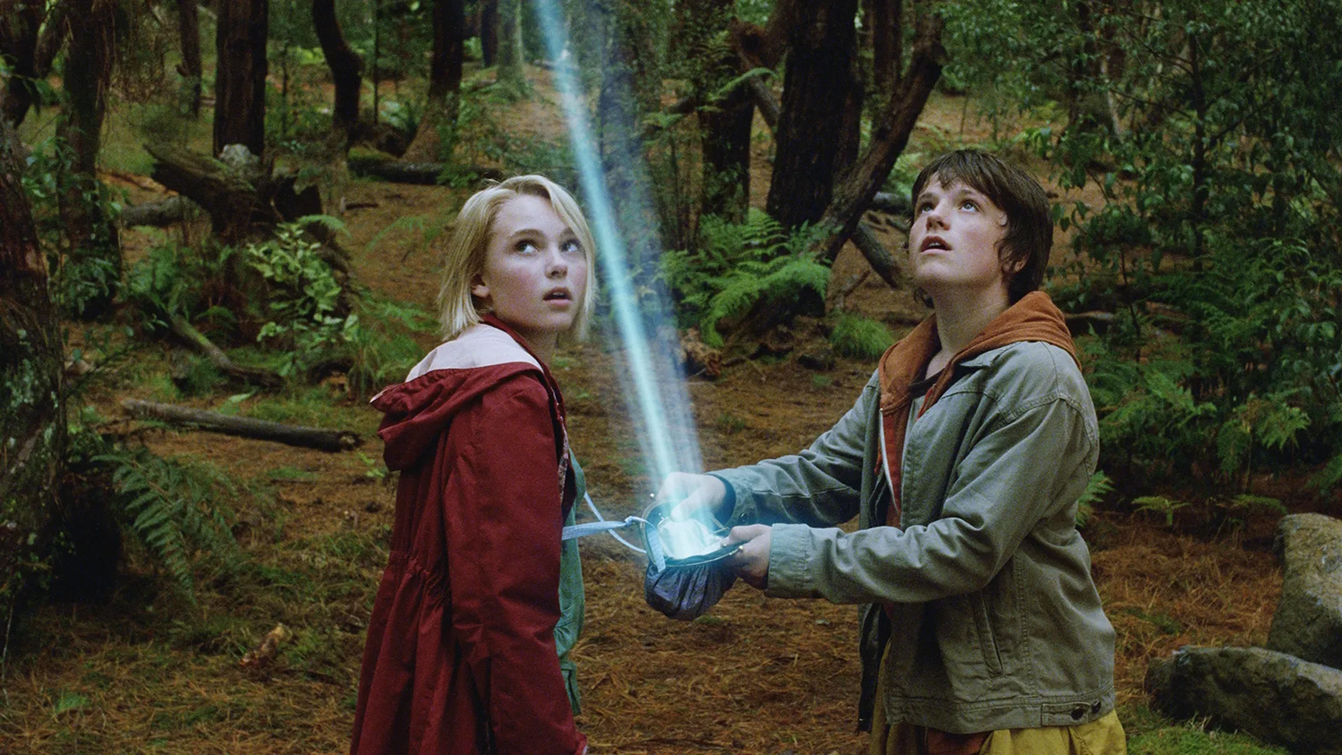 Leslie (AnnaSophia Robb) and Jess (Josh Hutcherson) in Bridge to Terabithia