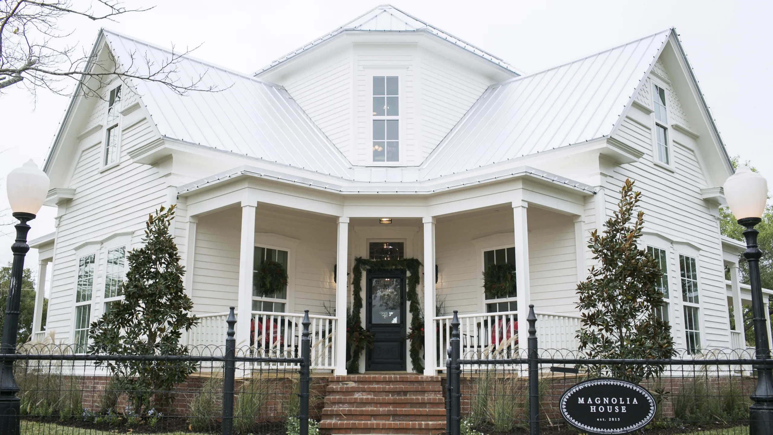 thumbnail - S3:E4 A Home Away From Home for the Holidays