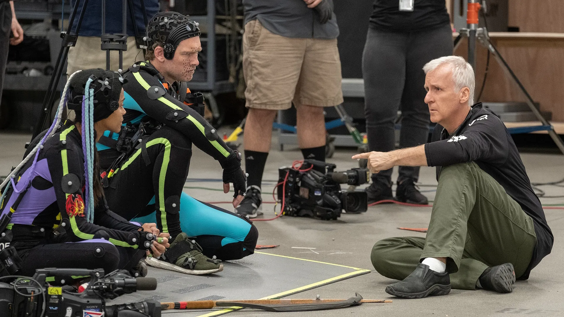 Zoe Saldaña, Sam Worthington y James Cameron detrás de cámaras en Avatar: Fuego y ceniza