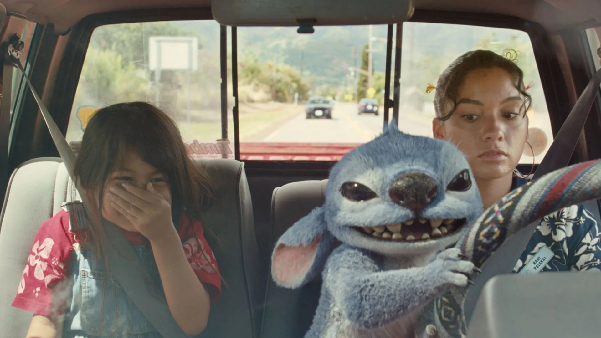 Lilo (Maia Kealoha), Nani (Sydney Agudong), e Stitch no live-action Lilo & Stitch (2025)