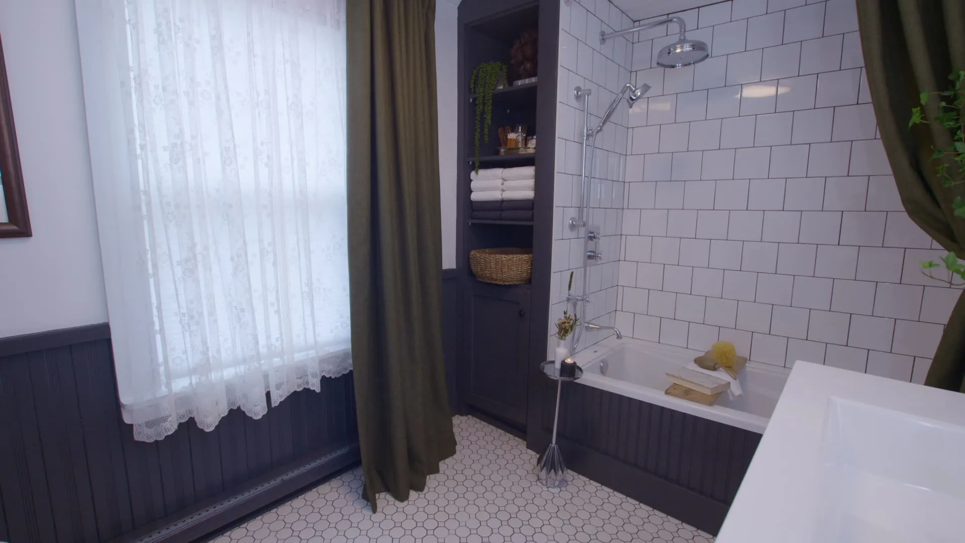 thumbnail - S1:E1 This Bathroom's Mint