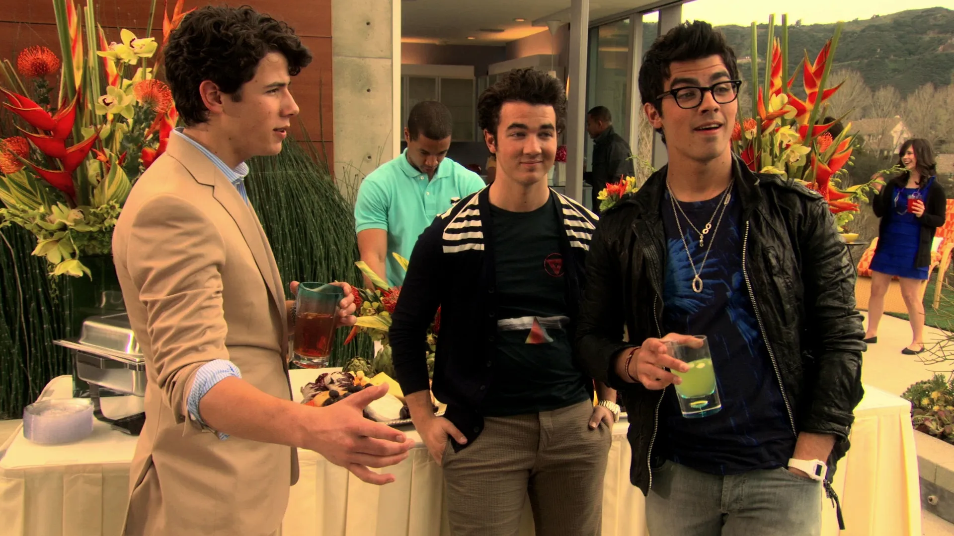 thumbnail - S2:E1 House Party