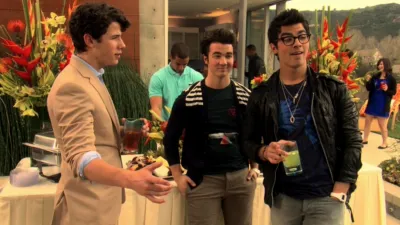 thumbnail - S2:E1 House Party