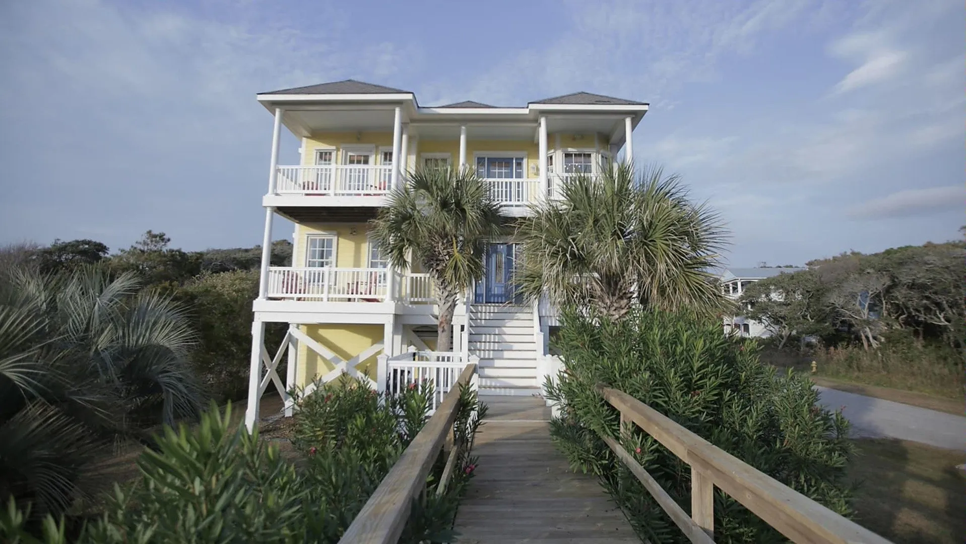 thumbnail - S3:E5 Oak Island Beach House Hunt