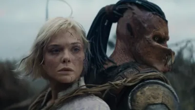 『プレデター：バッドランド』のデク（ディミトリアス・シュスター＝コローマタンギ）の背中に括りつけられたティア（エル・ファニング）
