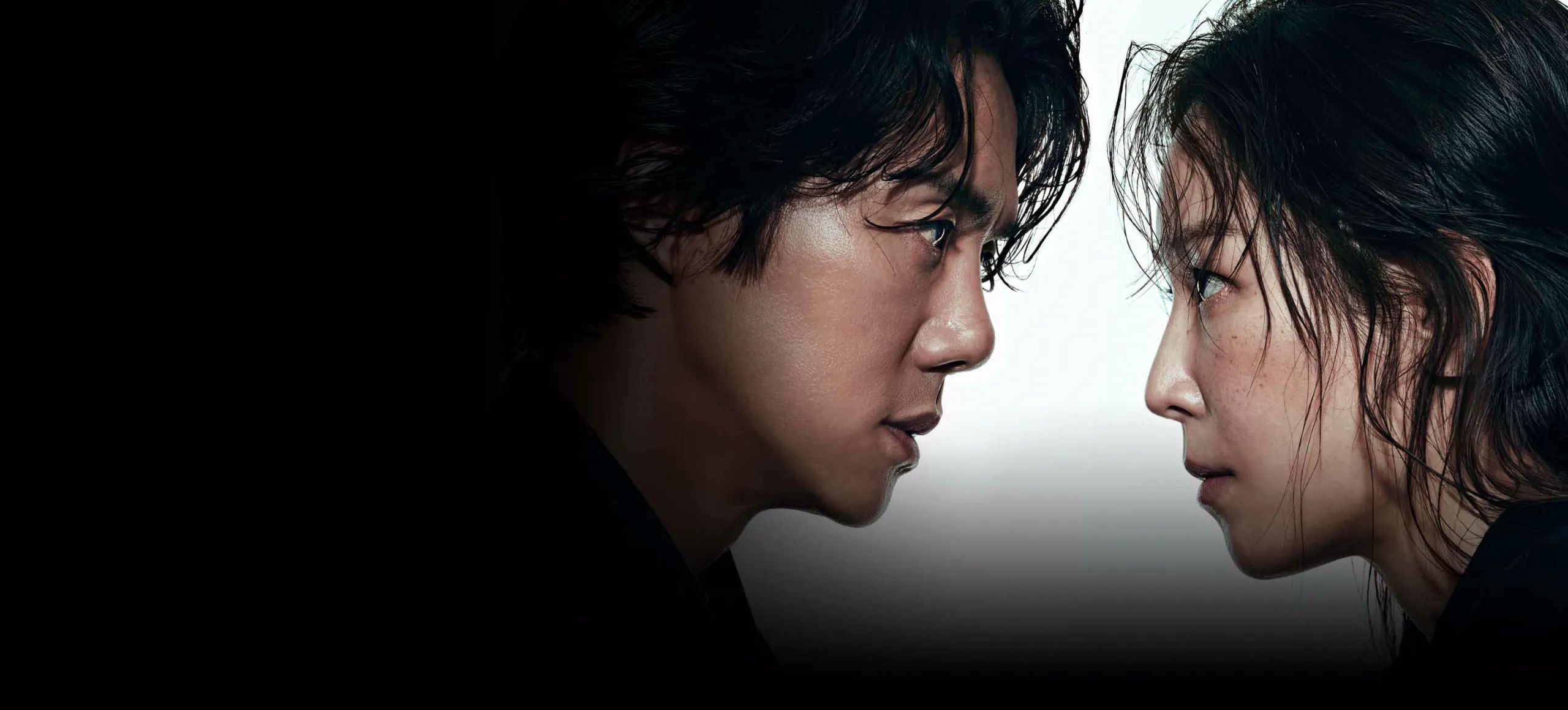 The Perfect Lie 시즌 1 키 아트. 두 인물이 서로 마주 보고 있는 강렬한 클로즈업 장면.
