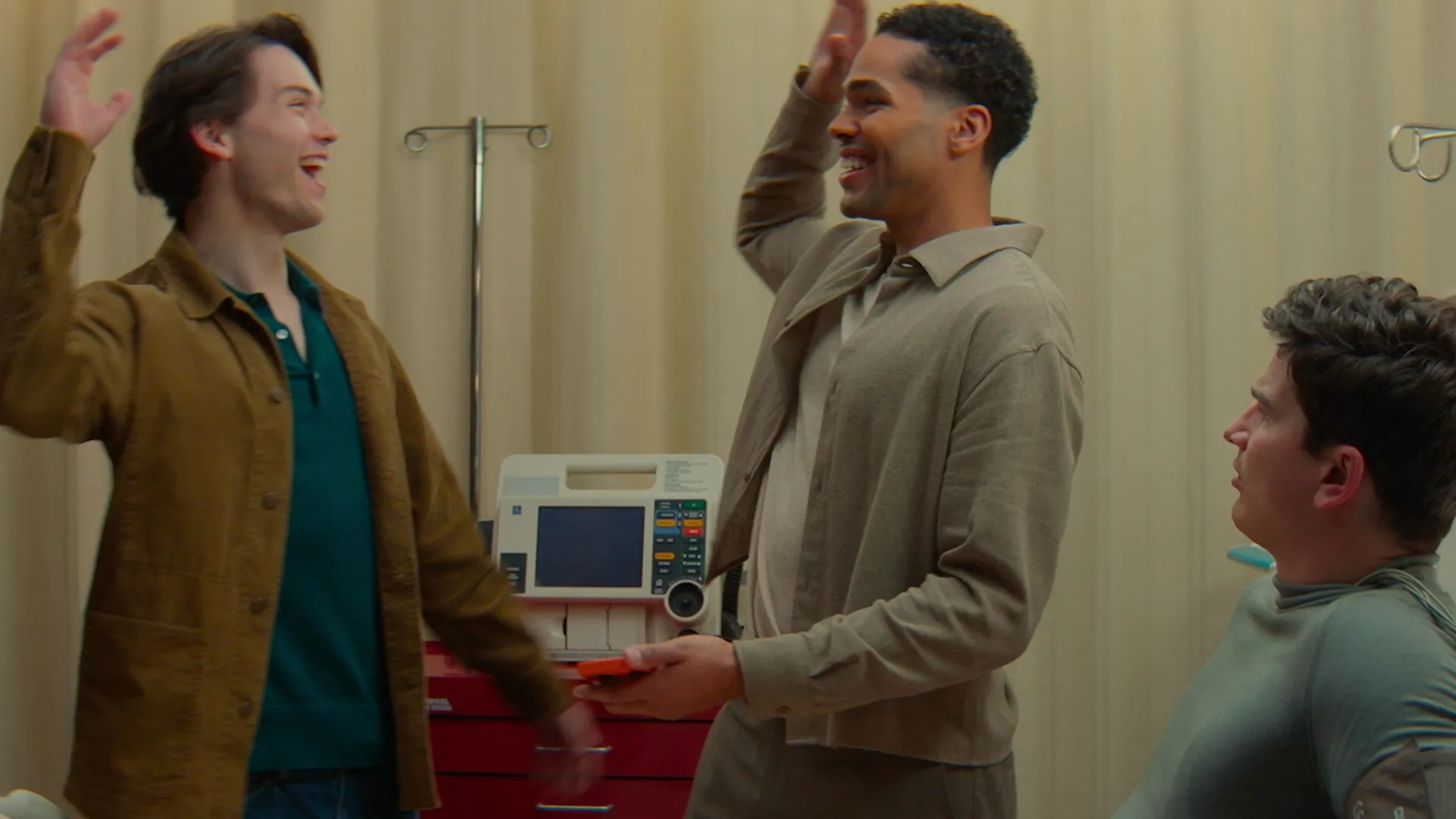 Dois personagens de Inapropriados para o Trabalho se cumprimentam em um hospital.