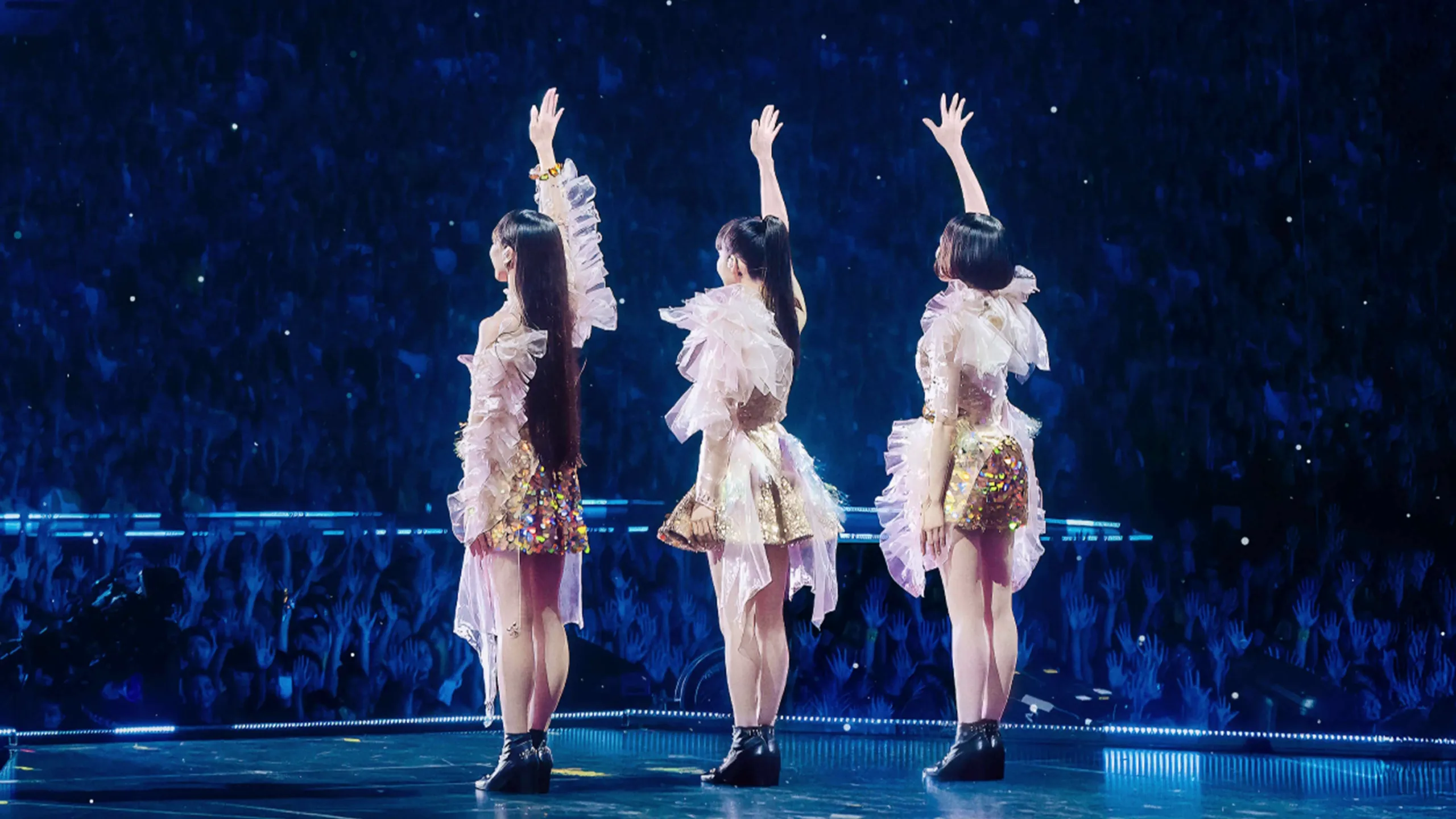 『Perfume“コールドスリープ”-25 years Document-』のライブの後ろ姿の３人