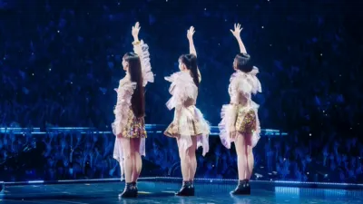 『Perfume“コールドスリープ”-25 years Document-』のライブの後ろ姿の３人