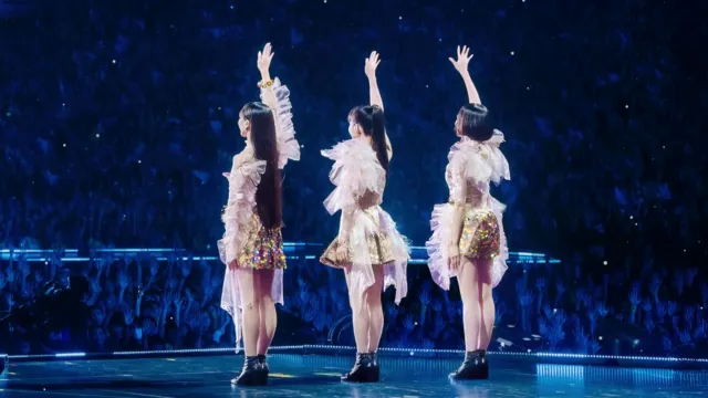 『Perfume“コールドスリープ”-25 years Document-』のライブの後ろ姿の３人