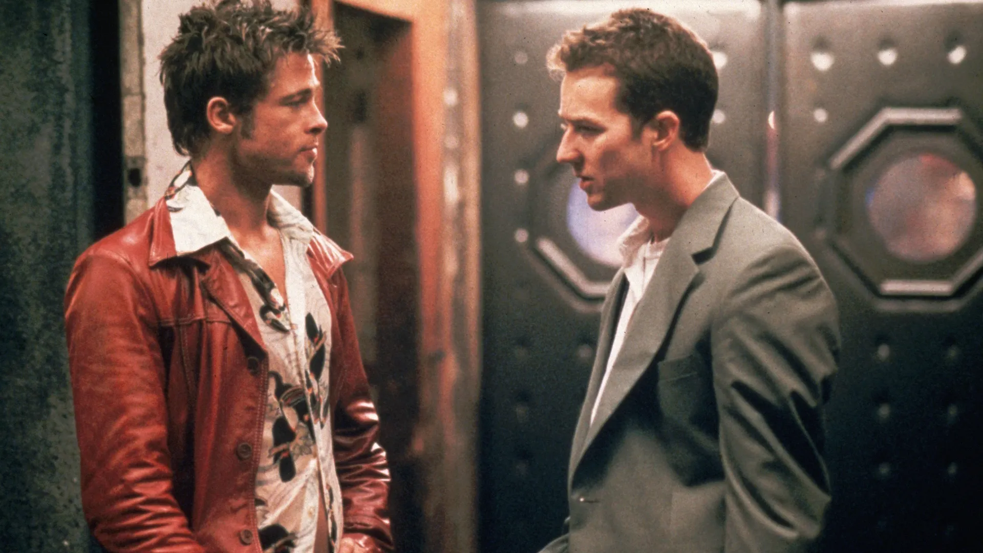 Edward Norton's unnamed character talks with Tyler Durden (Brad Pitt) in Fight Club.