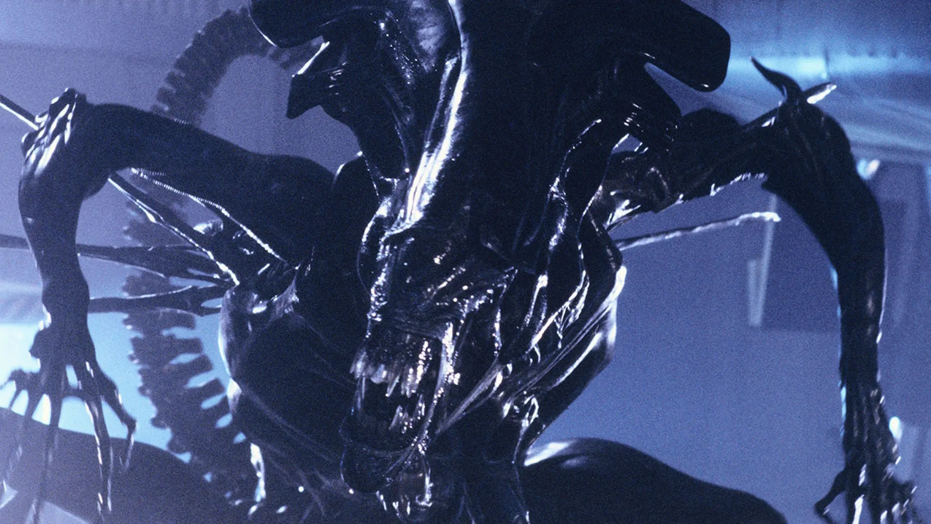 Ellen Ripley (Signourey Weaver) carrying a child (Newt) while holding a gun.