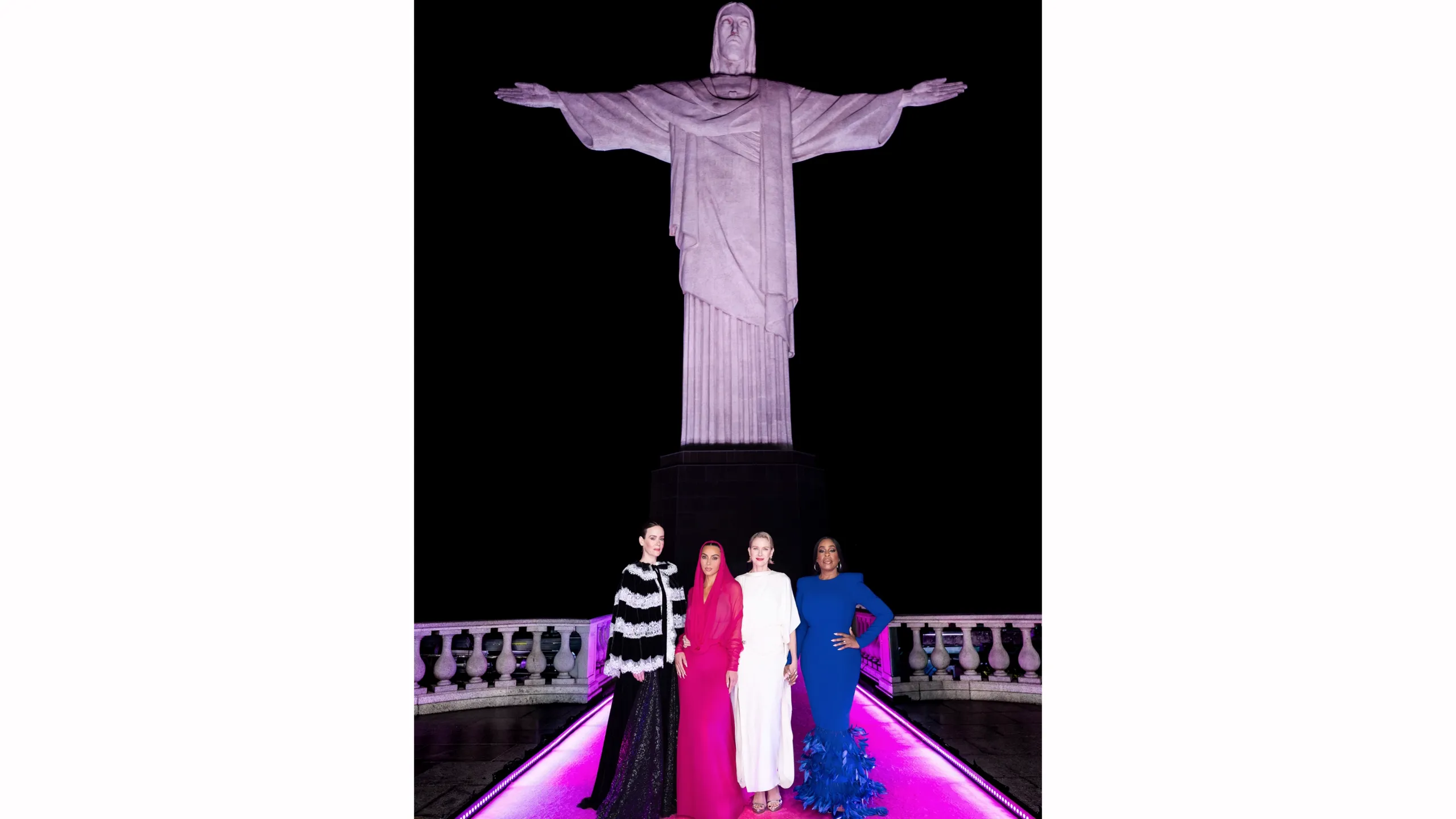Kim Kardashian, Naomi Watts, Niecy Bash-Betts y Sarah Paulson frente a la estatua del Cristo Redentor
