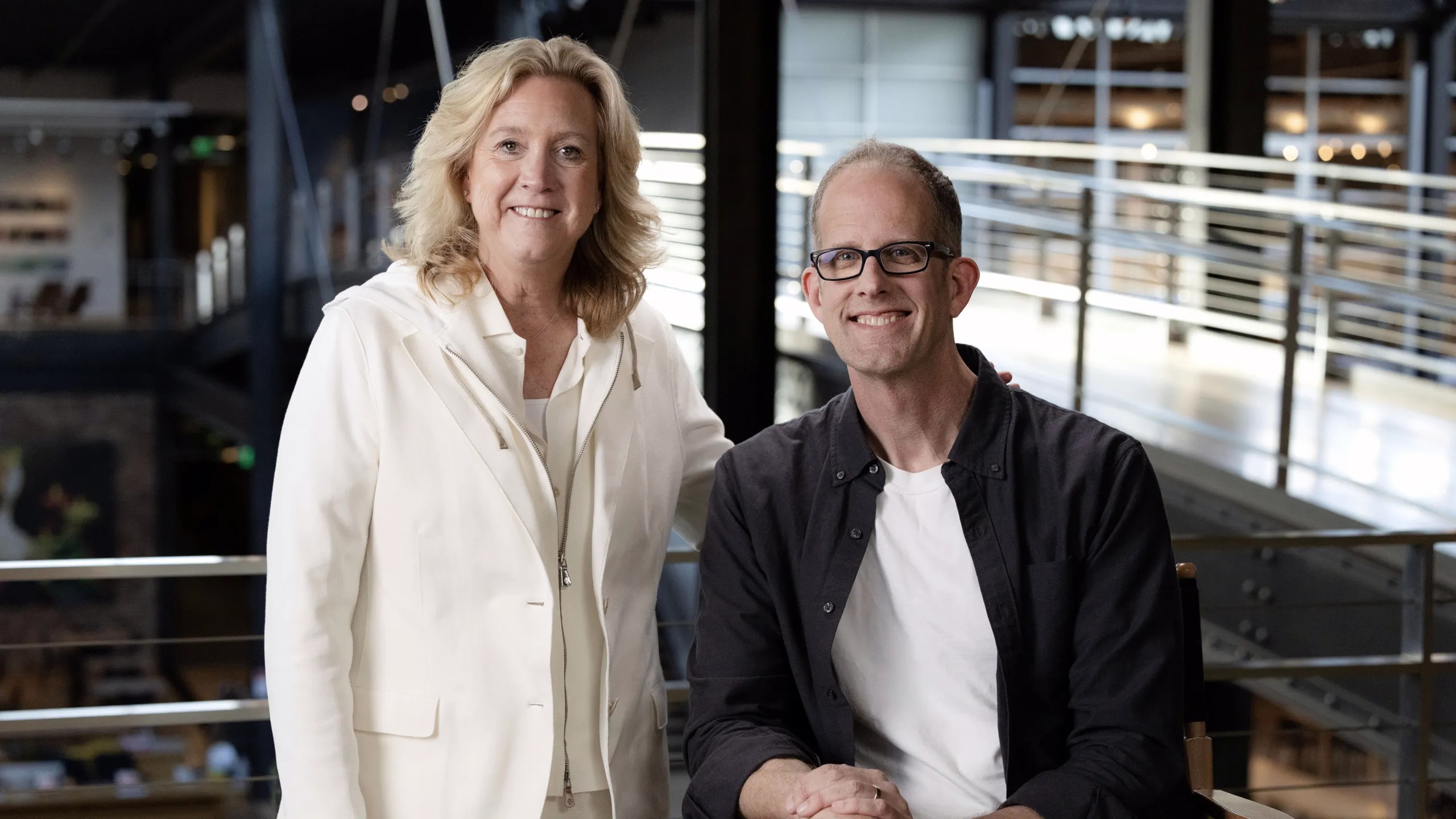 Leslie Iwerks com Pete Docter em Disney Worldbuilders.
