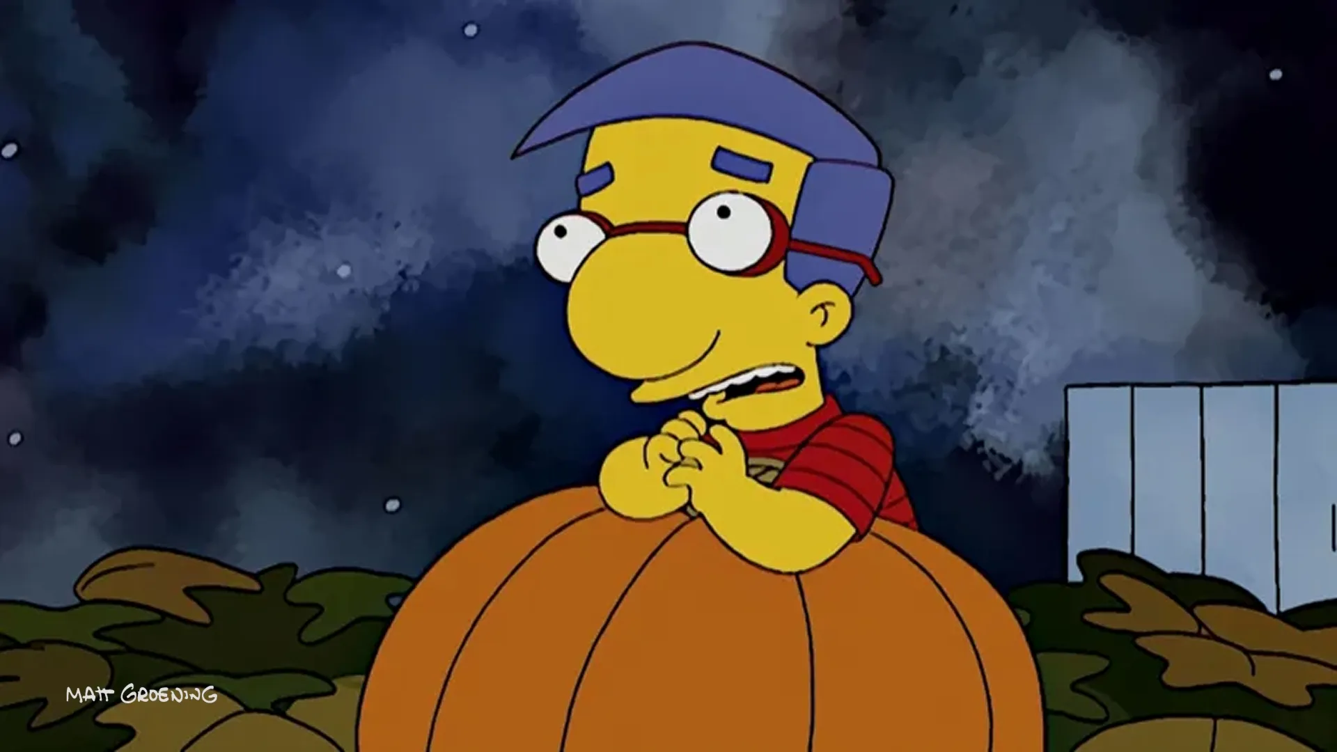 Milhouse Van Houten se inclina con ansiedad sobre una gran calabaza en un terreno oscuro bajo un cielo estrellado, con expresión esperanzada pero preocupada