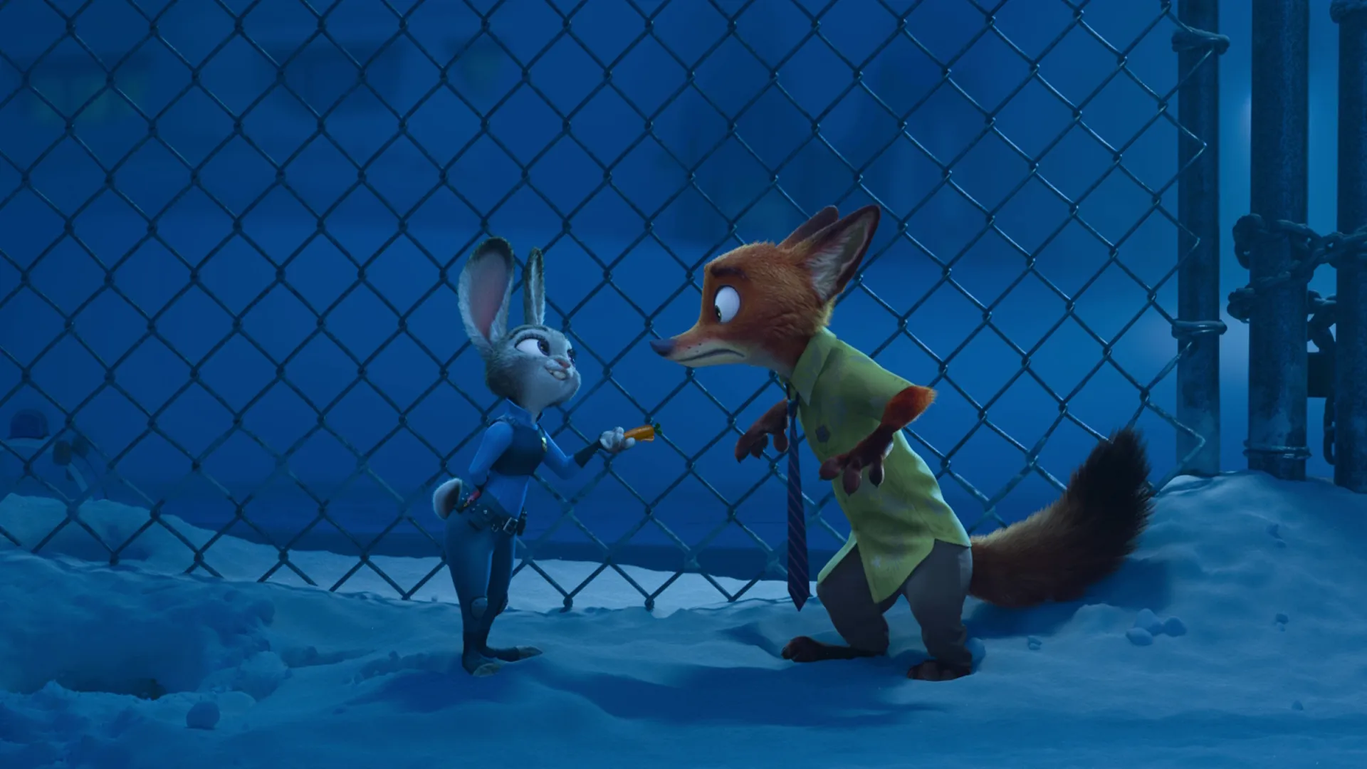 ジュディ（声：ジニファー・グッドウィン）がニンジンを手に持ち、ニック（声：ジェイソン・ベイトマン）に微笑みかけている。2人は雪の中を金網フェンスの外で立っている。