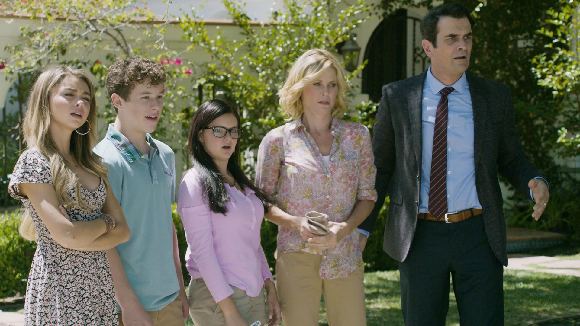 En una escena cómica de Modern Family, los Dunphy están al aire libre con expresiones de confusión y desconcierto: Haley (Sarah Hyland), Luke (Nolan Gould), Alex (Ariel Winter), Claire (Julie Bowen) y Phil (Ty Burrell) gesticulando con el brazo extendido.
