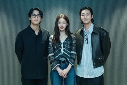 『ボーン・ギルティ（原題）』のキャスト写真。グレーの背景の前に3人のキャストが並んで立っている。1980年代の韓国・ソウルを舞台に、犯罪の世界へ足を踏み入れた孤児の主人公が、裏社会の覇権を巡る激しい権力争いに巻き込まれていくアクション・サスペンス作品。