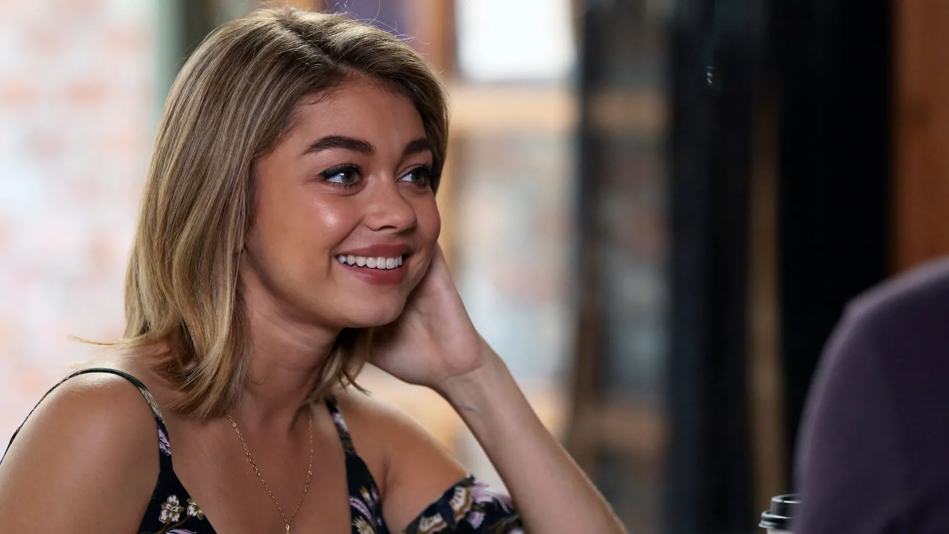 A scene from Modern Family featuring Haley Dunphy played by Sarah Hyland