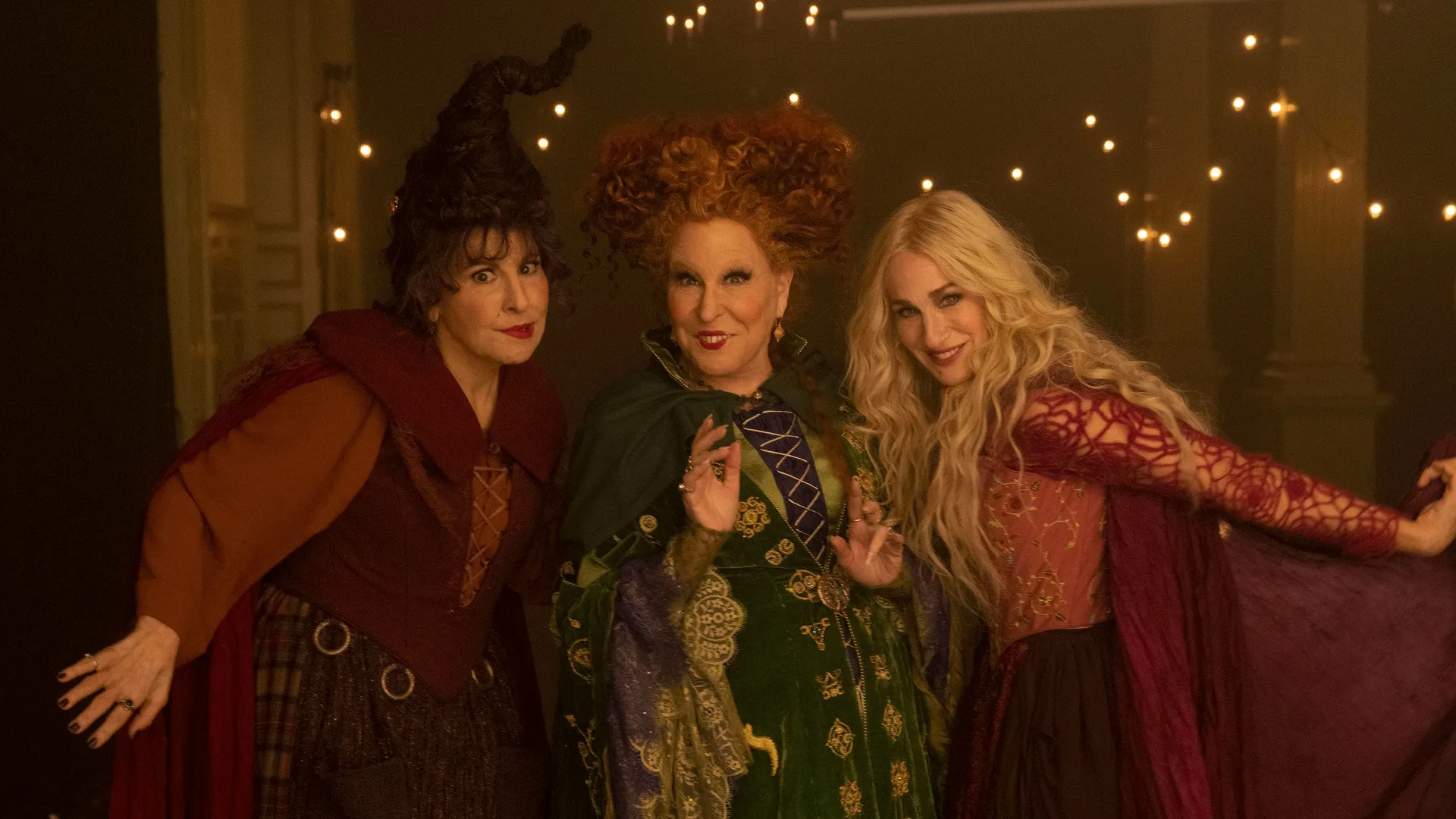 Winifred Sanderson (Bette Midle), Sarah Sanderson (Sarah Jessica Parker), Mary Sanderson (Kathy Najimy) in Hocus Pocus 2