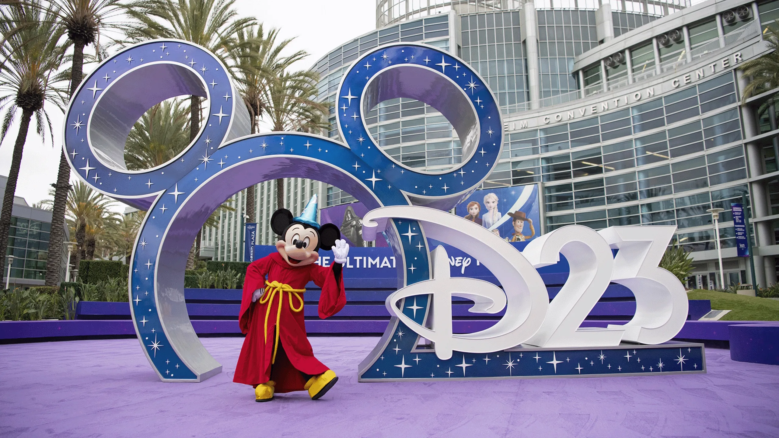 Mickey Mouse posa do lado de fora da entrada da D23: The Ultimate Disney Fan Event.
