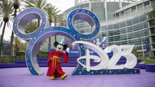 Mickey Mouse posa do lado de fora da entrada da D23: The Ultimate Disney Fan Event.