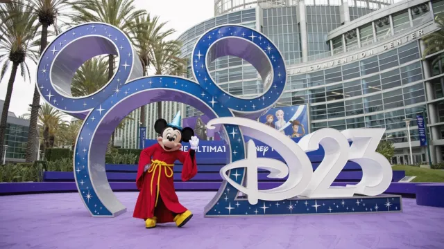アルティメット・ディズニーファン・イベントの入り口でポーズをとるミッキーマウス