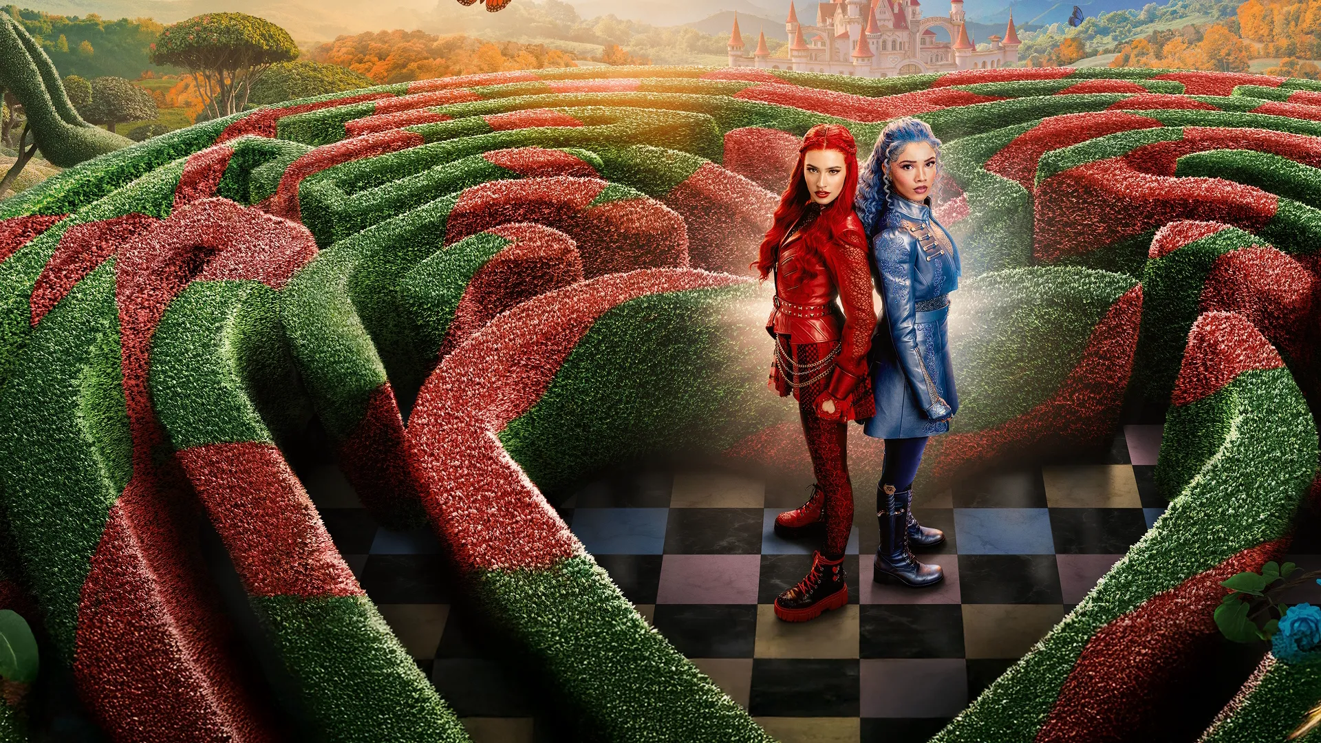 Red (Kylie Cantrall) e Chloe (Malia Baker) em um labirinto de sebes em forma de coração no País das Maravilhas.