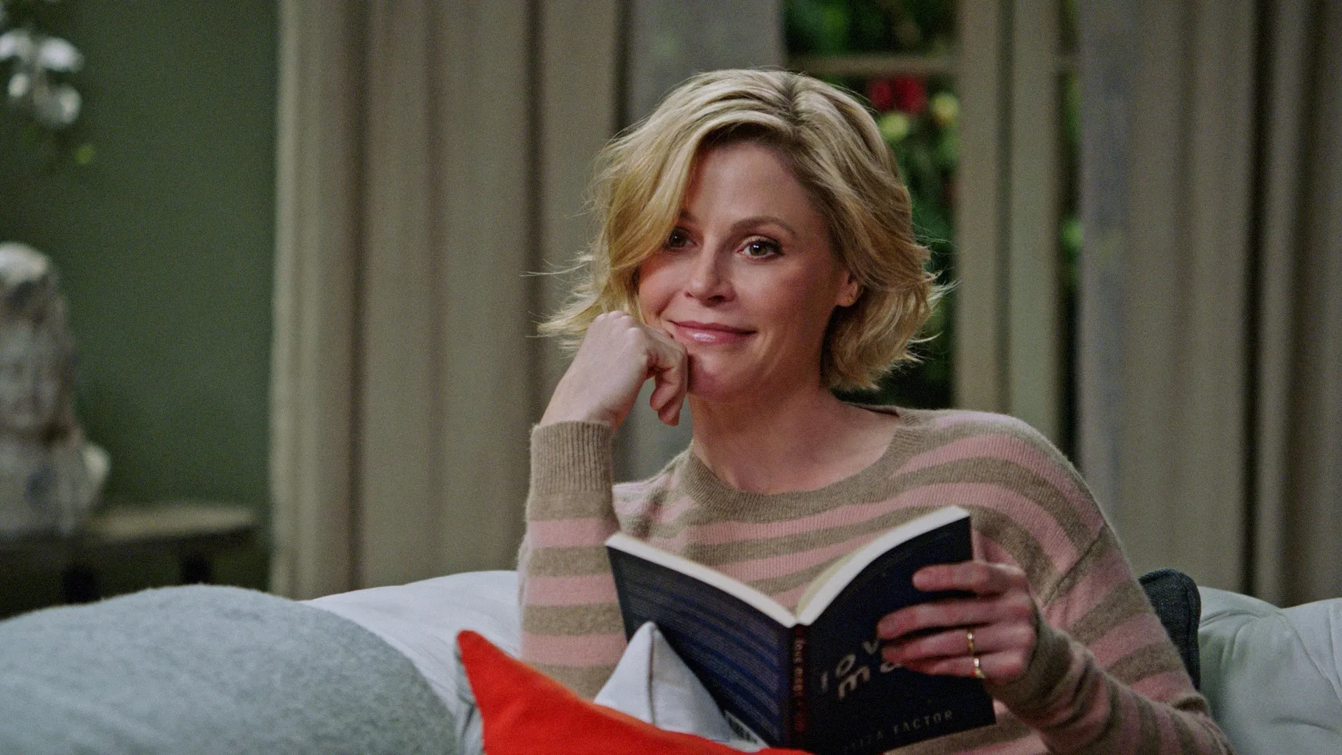 A scene from Modern Family featuring Claire Dunphy played by Julie Bowen