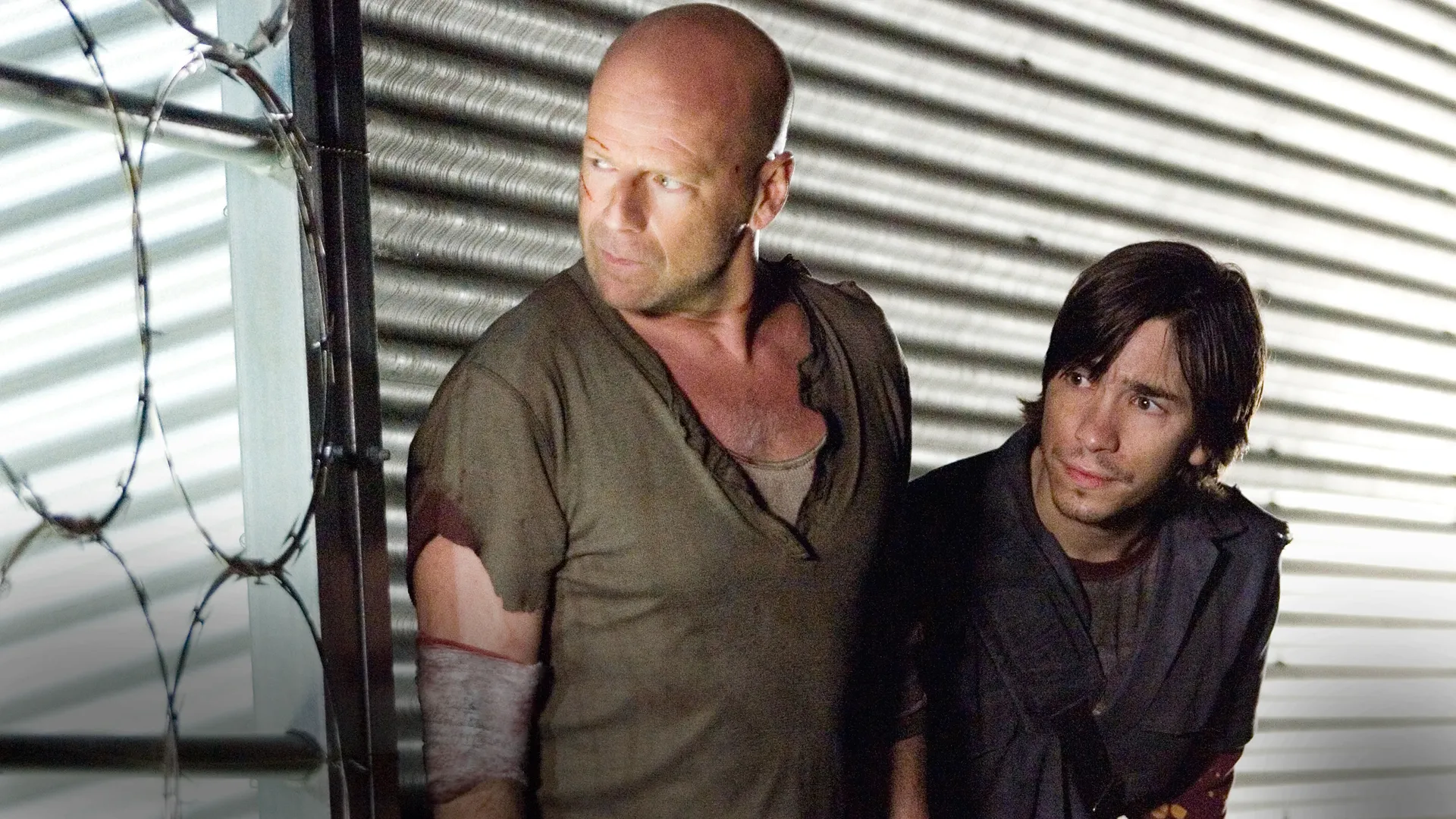 Bruce Willis as John McClane and Justin Long as Matt Farrell in Live Free or Die Hard