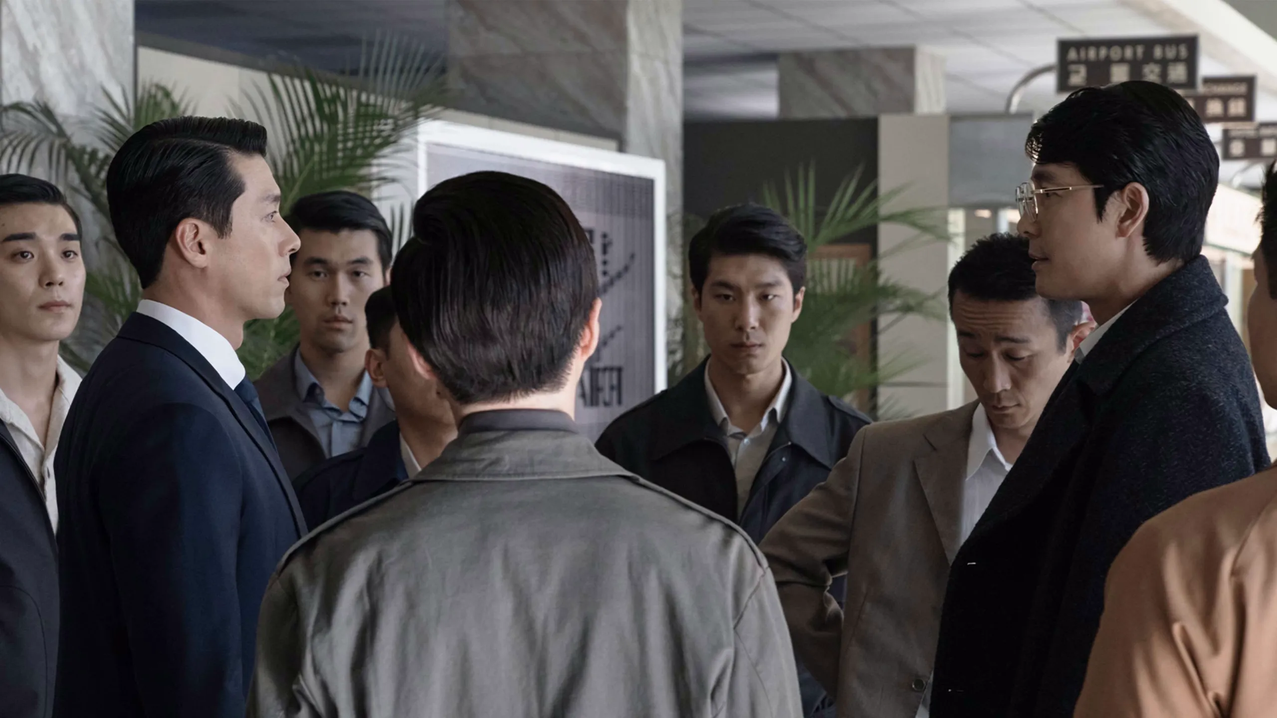 対峙する『メイド・イン・コリア』のギテ（ヒョンビン）とゴニョン（チョン・ウソン）